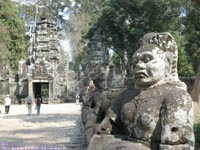 阿修羅と寺院の門　撮影場所：シェムリアップ、カンボジア