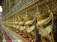 ロイヤル王宮( Royal Grand Palace )の寺を守るガルーダ　撮影場所：バンコク、タイ