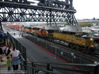 セーフコフィールドの横を走る長ーい貨物電車　撮影場所：シアトル、アメリカ
